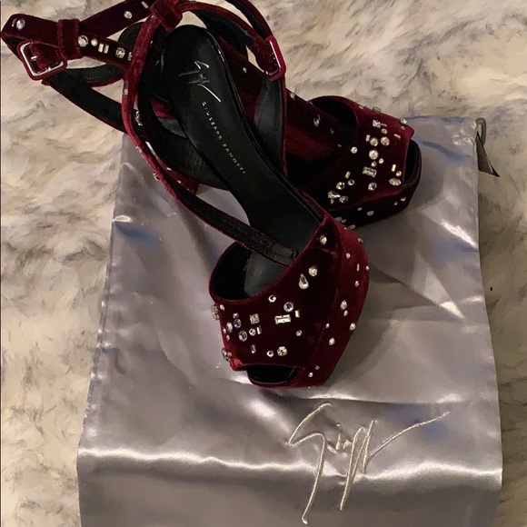 Heels - Picture 4 of 5